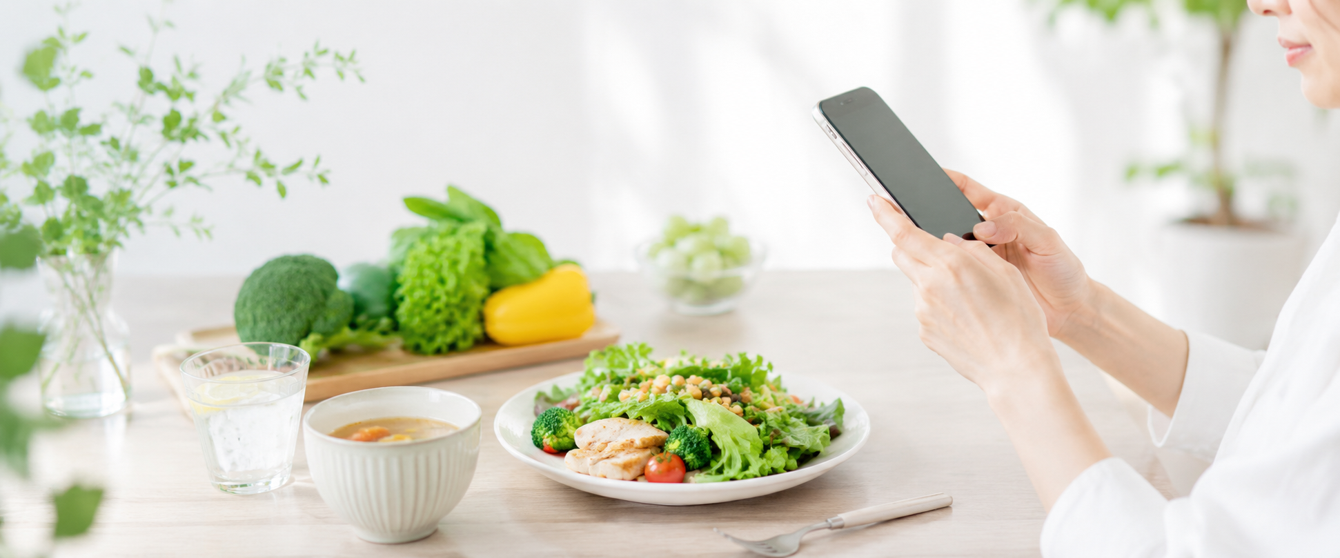 健康的な食事をスマートフォンで撮影する女性