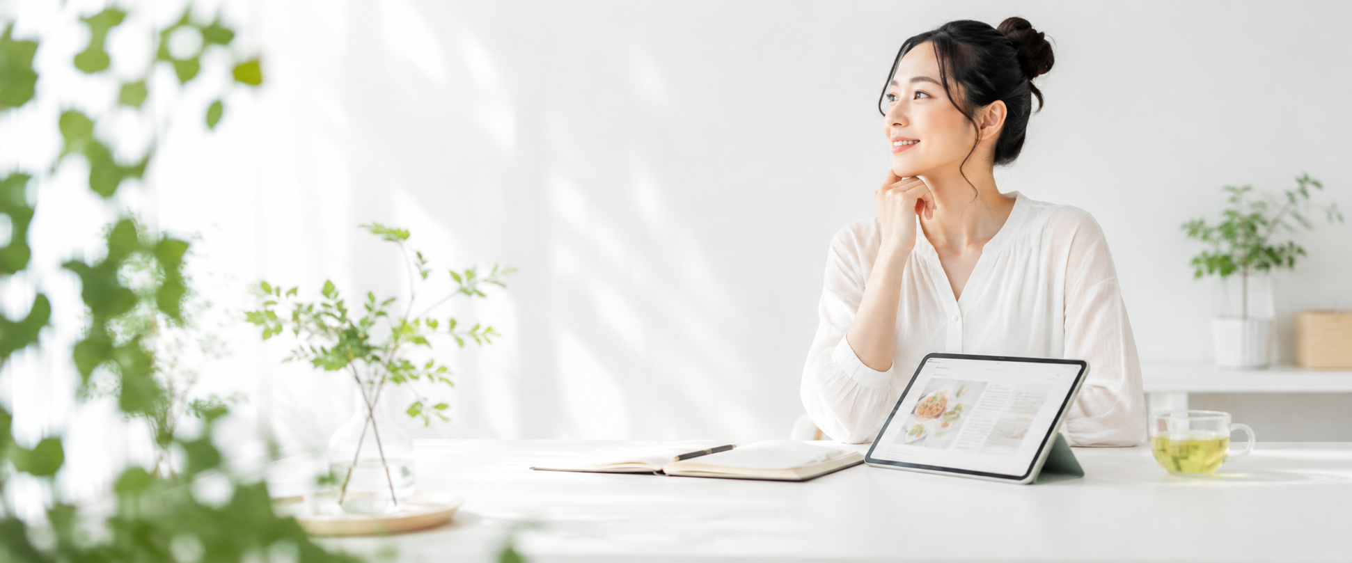 タブレットで食事情報を確認する女性